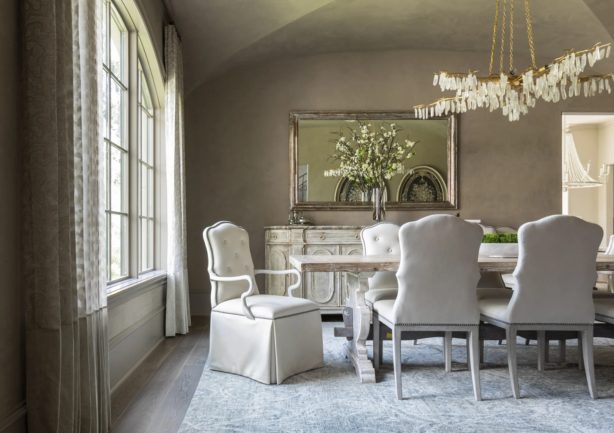 Traditional elegance dining room